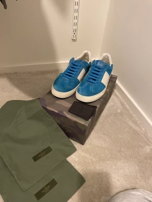 Valentino flycrew - Ett par valentino flycrew i väldigt bra skick. Går inte att köpa i butik längre. Storlek 41 sitter perfekt på 42. Ingår box och dustbag. Alla spikar är kvar. -skick 9-10