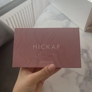 Hickap ögonskuggor  - Alla är oanvända, inte ens testade. Kostar 549kr ny på hemsidan. En superlyxig kollektion med 12 högpigmenterade ögonskuggor för varje tillfälle och sinnesstämning. Allt från ljusa matta nyanser till mer intensiva, skimrande och sprakande metalliska toner
