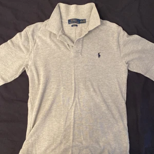 Ralph Lauren långärmad piké - Stilig längärmad Ralph Lauren pique som inte används längre. L i barnstorlek motsvarar (XS) i vuxen