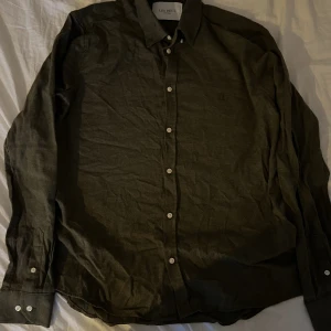 Les deux skjorta  - Riktigt stil ren les deux skjorta. Väldigt bra skick använd fåtal gånger ser typ ut som ny inga defekter som jag sett eller vet om.