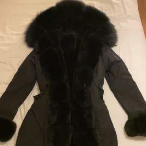 Säljer min päls jacka i jätte fint skick äkta päls på hela jakan köpt på Luxe Sweden för 3500 ❤️