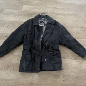 Skinnjacka  - Vintage skinnjacka i storlek 38/40 men passar även mindre om man vill ha den lite mer oversized (jag har vanligt 34/36). Jackan är varm då den är fodrad och passar därför perfekt till hösten/vintern. Den är även i mycket bra skick. 