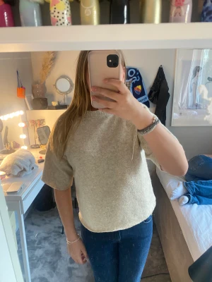 Tröja - Hej säljer min fina tröja har klippt den själv men den är i jätte bra skick på tröjan söker ni skriv kan skicka mer bilder om ni vill ❤️