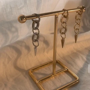 STILSTHLM  - Så sjukt snygga örhängen. Köp för 99kr/st Eller 185kr/par  Kan göra nickelfria och rostfritt. Modell 096