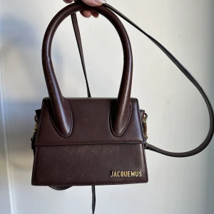 Jacquemus moyen  - Intresse koll på min bruna jacquemus väska i modellen chiquitos moyen.   Den är köpt för två år sedan en endast använd fåtal gånger. Förutom lite slitningar på skinnet på framsidan är den som ny, har dustbag och kvitto!  Köpt på jacquemus hemsida☺️
