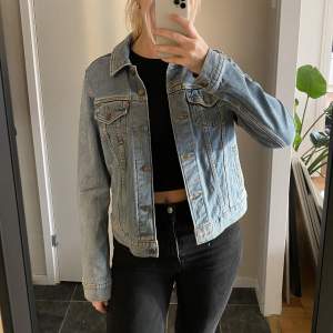 Denimjacka från Levi’s, storlek M. Fint skick!