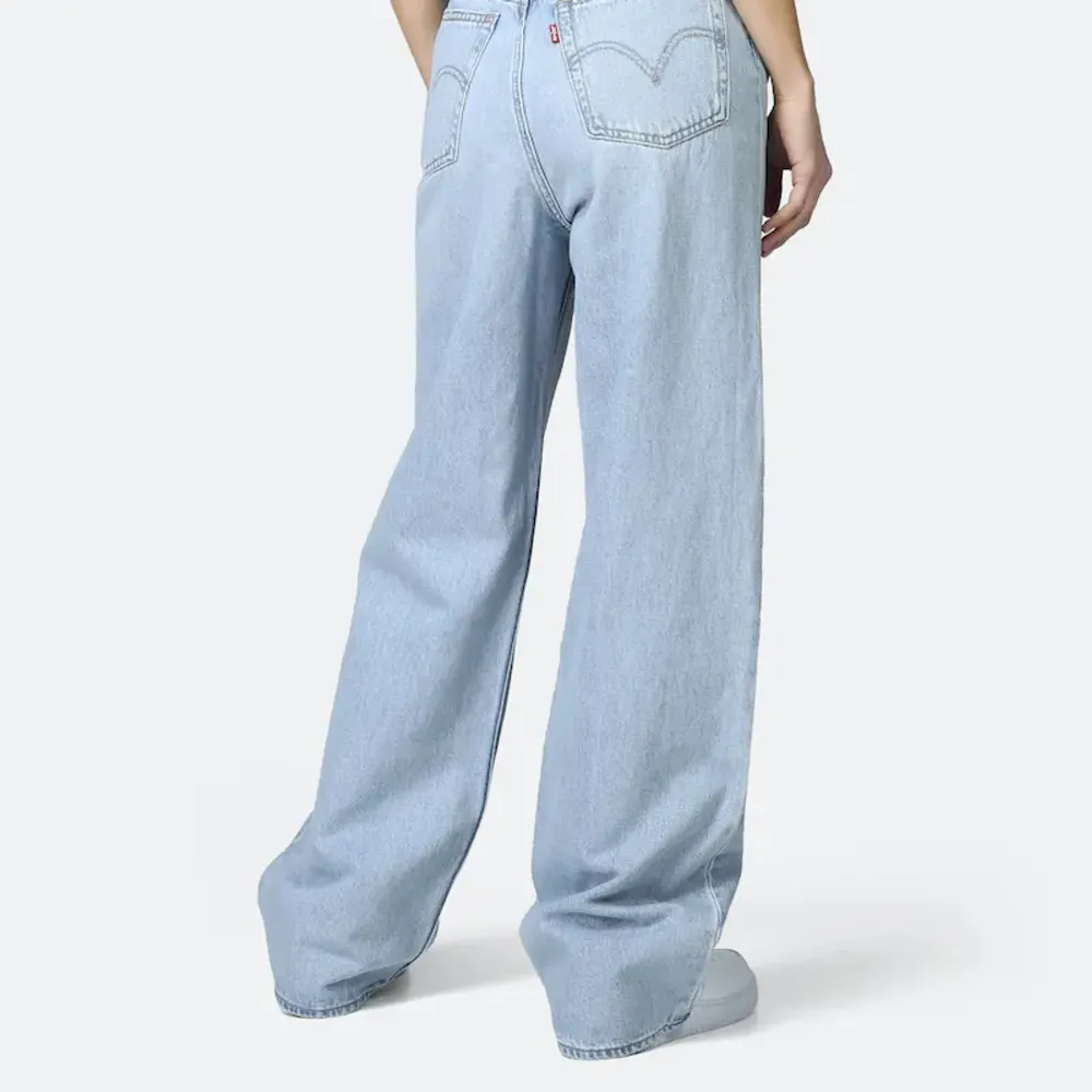 ljusa raka jeans med superlånga ben i storlek 36, köpa för 1400kr och de är helt i nyskick😍 Oanvända dvs. Jeans & Byxor.