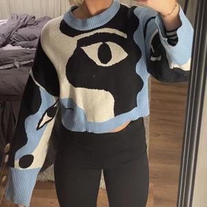 Stickad tröja - Fin stickad tröja från monki med vida ärmar. Den är i Large men skulle mer säga att den motsvarar en xs/s i storlek🥰