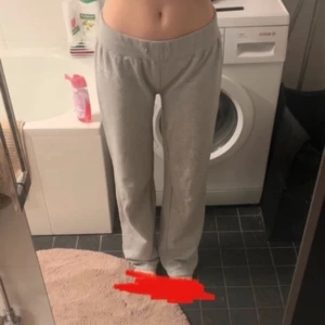 Lågmidjade mjukisbyxor  - Lågmidjade mjukisbyxor ifrån Vinted som tyvärr inte passade mig, bilderna är från tidigare ägaren och hon ha själv sytt de lågmidjade. Lite noppriga men inget som man lägger märke till. 