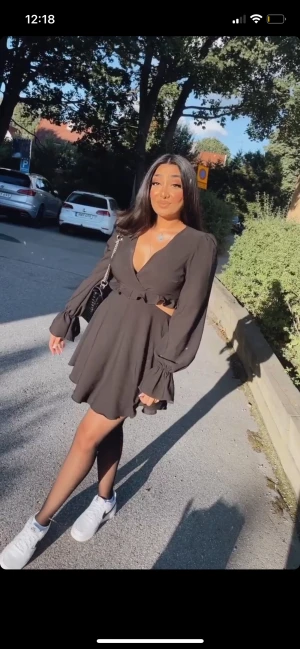 Snygg Svart Klänning - Super snygg svart klänning i storlek S. Använt den cirka 2 gånger så den är i ny skick. Köpt för 499kr men släpper den för 200kr. 