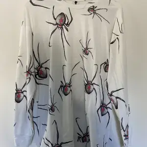 Billie Eilish rare långärmad tröja med spindlar. Såldes i popupbutiker för det mesta och är väldigt svår att få tag på. Tror denna är en kollektion med butiken storm i danmark. 