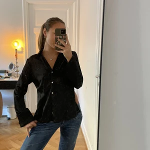 Skjorta - Jätte cool skjorta med öppen rygg och knytning! Aldrig använd💓💓