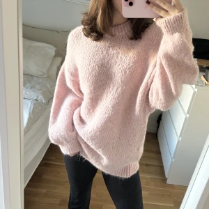 Chunky sweater ginatricot - Stickad tröja i den perfekta rosa förgen🩷 Den har en oversized passform som sitter supersnyggt och mysigt! Storlek S men oversized!! Har inte använt tröjan än då jag har flera liknande🩷🩷 Slutsåld på hemsidan!