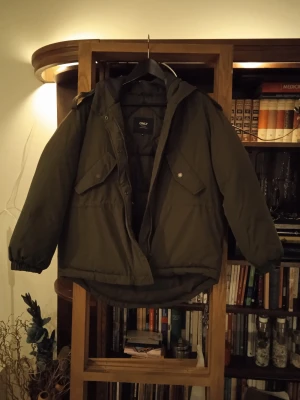 Only puffer jacka - Olivgrön oversize nylonjacka från Only.  Avtagbar fuskpäls till huvan saknas. För övrigt i nyskick 