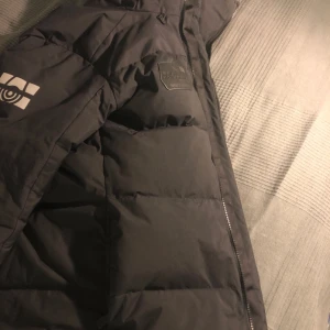 Sail racing jacka - Knappt några tecken på användning. Ny pris på jackan är ca 3000kr. Säljs pågrund av att den inte använts längre