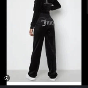 Säljer juicy - Jag säljer min jätte fina juicy dress då den inte används mer. Den e super fin i skick o alla paljetter sitter kvar och super fin i materialet. Haft den några månader och går att pruta på priset 