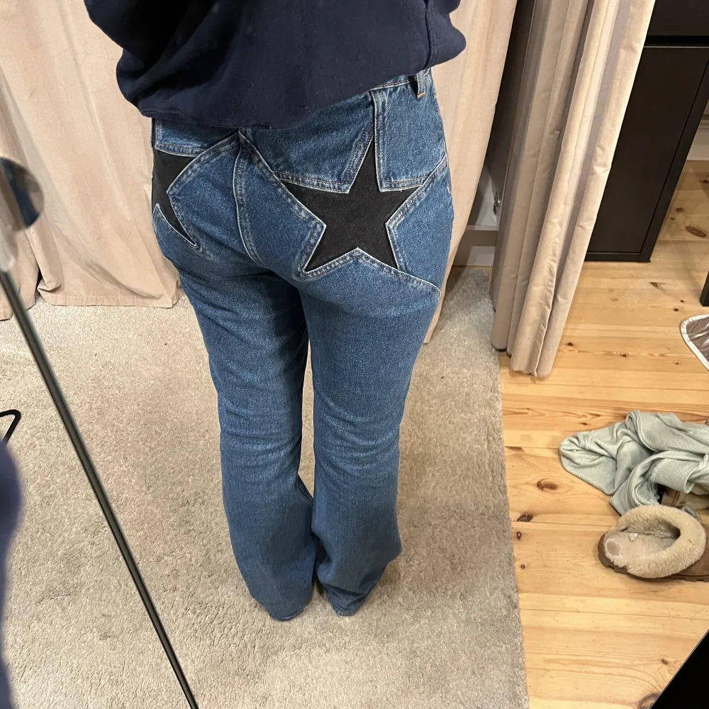 Bootcut byxor med stjärnor på uman från Neon&nylon. Använda 1 gång, nypris ca 700kr. Stl 28/32 och brukar ha stl 38 ich är 170 cm. Jeans & Byxor.