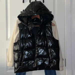 Super snygg ”vinyl” väst - Säljer min super fina vinylväst, inköptes förra året på shein men finns inte kvar att köpa!