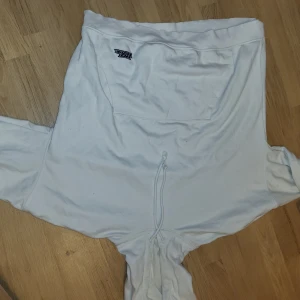 Hoodie  - Inte så använd har ett litet hål men de syns Inte så mycket 