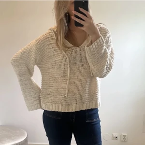 zara tröja - säljer den här zara tröjan köpte nydliglin alltså 1 månadsen om nån dag o använt den 1 gång och 2 gånger hemma 