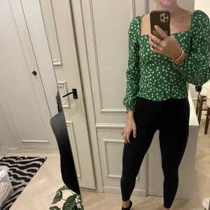 Shirt H&M  - Grön tröja med små blommor. 