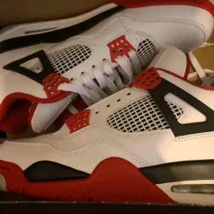 Jordan 4 - Nya o aldrig använt i ett bra skick på storlek 43/42
