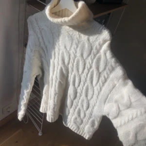 Stickad tröja  - Jättefin och skön. Knappt använd.