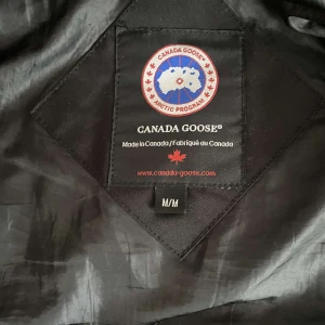 Canada goose väst - Säljer nu min gamla väst på grund av att den inte passar mig längre den är i väldigt bra Skick 
