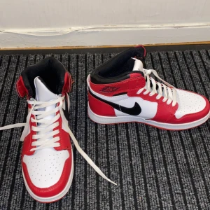 Skor - Hej! Säljer mina helt oanvända skor i storlek 39 pågrund av det inte är min stil längre. Pris kan sänkas vid snabb affär.