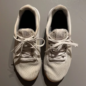 Reebok nano x1 - Reebok nano x1. Väldigt bekväma träningsskor, dessvärre har mina fötter ändrat storlek. Använt men fint skick, en liten slitning på vänster sko. Se bild. Nypris 1200. Passar mig som har storlek 42
