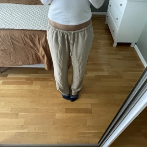 Lågmidjade linnebyxor  - Köpte dessa under sommaren för 180kr tror jag från h&m. Säljer nu dessa för 95kr + frakt. Är i bra skick, har bara använt några gånger. Skulle passa någon som är 160 eller kortare. Den blev kortare efter tvätten. 🌸skriv gärna ifall du undrar över något 🫶