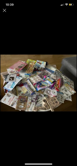 Stort paket scrapbooking material !!  - Säljes som grisen i säcken  Massor med pysselmtrl  Mkt nytt !!! Lim  Papperslim  Stämplar  Dies Pärlor Stickers  Mönstersax Pappersblommor Sidenband Spets Charms Skickar med en större dies till den som köper hela paketet  Köparen står för frakten 