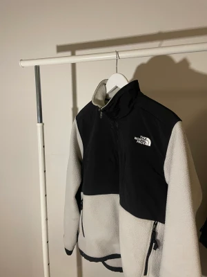The north face jacka fleece - Hej säljer en riktig snygg fleece jacka i storlek medium  Är perfekt nu till hösten och vintern 