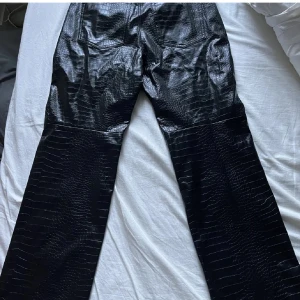 Festbyxor  - Säljer dessa jättecoola festbyxor. Lite ”plastigt” material men bra kvalitet! Köpta på MQ för ca 500kr. Säljer då dem tyvärr är för små.