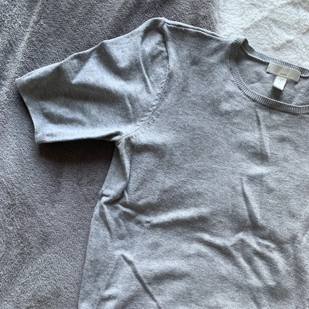 stickad kortärmad tröja ifrån H&M finns ej att köpa längre, fint skick❤️. Tröjor & Koftor.
