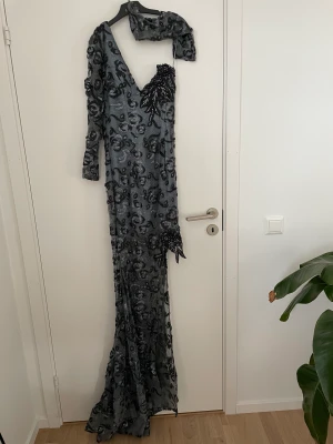 Balklänning/festklänning - Balklänning/festklänning, ena armen på klänningen är separat. 