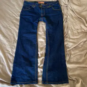 Så snygga jeans från Out jeans som tyvärr inte passar mig, älskar fickorna😍 (har därför inga bilder med dom på)💕Jättebra skick! Midjemått: 84cm Innerben:71cm