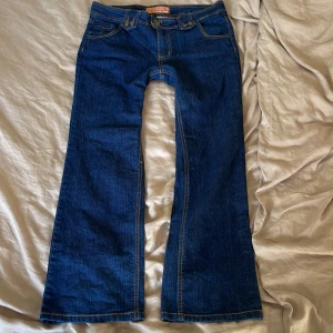 Lågmidjade jeans  - Så snygga jeans från Out jeans som tyvärr inte passar mig, älskar fickorna😍 (har därför inga bilder med dom på)💕Jättebra skick! Midjemått: 84cm Innerben:71cm