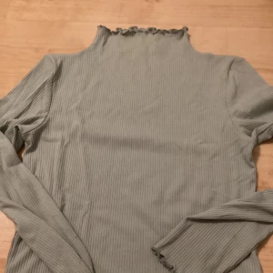 Polo tröja  - Polo topp med volanger i slutet av armarna 