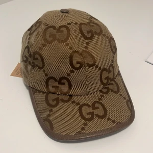 Gucci keps  - Tjena! Säljer nu en äkta Gucci keps som är i sprillans ny skick. Kepsen säljs då den är för stor på mitt huve storlek Large  box kommer med 