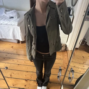 Militärgrön jacka - Superfin militärgrön jacka från uniqlo! Säljer denna då den tyvärr är för liten för mig Nästan oanvänd samt inga defekter😇 Hör av dig vid intresse💗
