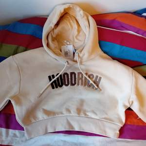Helt ny Hoodrich hoodie, storlek S dammodell. Säljer för råkade köpa dammodell. PRIS KAN DISKUTERAS!