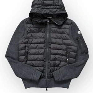 Moncler Tricot Cardigan  - Moncler tricot cardigan ————————— Strl: M Cond: 8-9/10 Färg: Grå (extremt ovanlig) Retail: 11 099kr Vårat pris: 5500kr