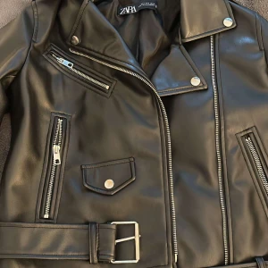 Zara skinnjacka  - Säljer min skinnjacka i storlek S Kanppt använd så den är väldigt ny 