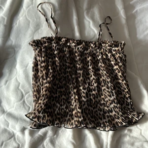Topp - En leopardfärgad topp från h&m 