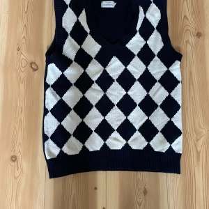 Vest - New knit vest with V neck , dark blue with white