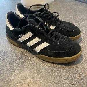Adidas Spezial - Bekväm inomhussko som passar till exempelvis fotboll, handboll, innebandy, volleyboll och badminton.  Använda 2-4 gånger och är i princip nyskick. Storlek 43 1/3