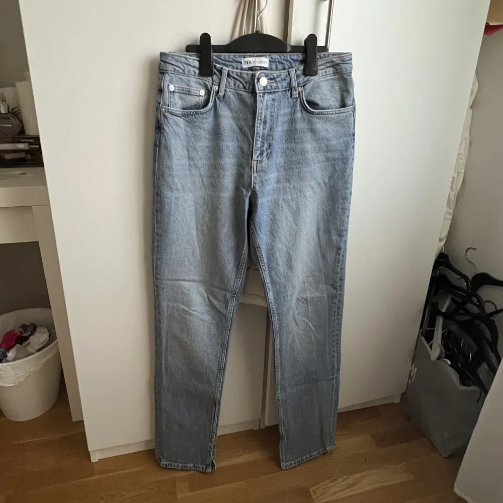 Säljer dessa straight leg jeans med slit från Zara. De är i storlek 40 men passar mig som brukar ha 36, så de är små i storleken. Priset går att diskuteras 💞. Jeans & Byxor.