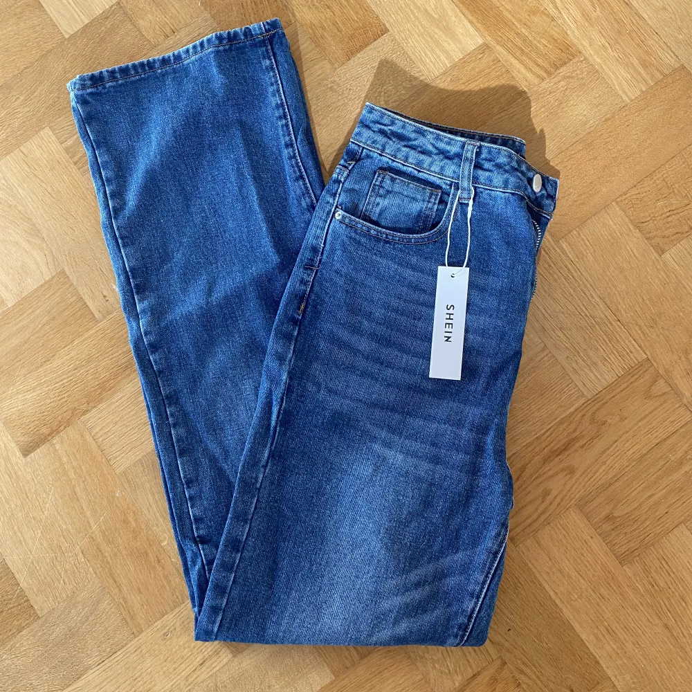 Säljer ett par mörkblåa wideleg jeans som aldrig är använda pga försmå i midjan. Däremot bra längd på någon som är 170-175 cm! Storlek 27/S. Jeans & Byxor.