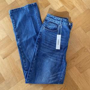 Säljer ett par mörkblåa wideleg jeans som aldrig är använda pga försmå i midjan. Däremot bra längd på någon som är 170-175 cm! Storlek 27/S